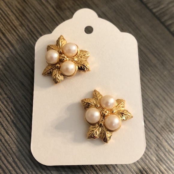 Vintage Avon Three Pearl Earrings Floral - Picture 2 of 9